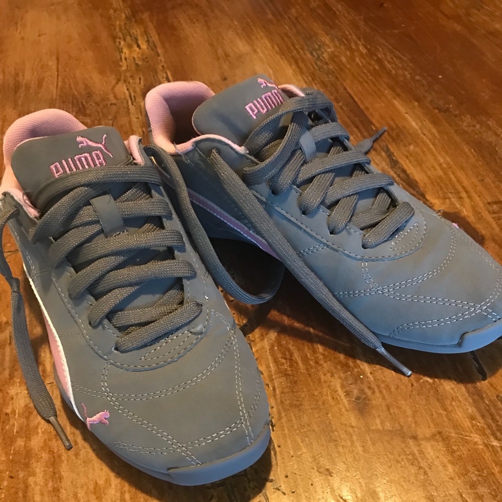 Girls puma tennis shoes